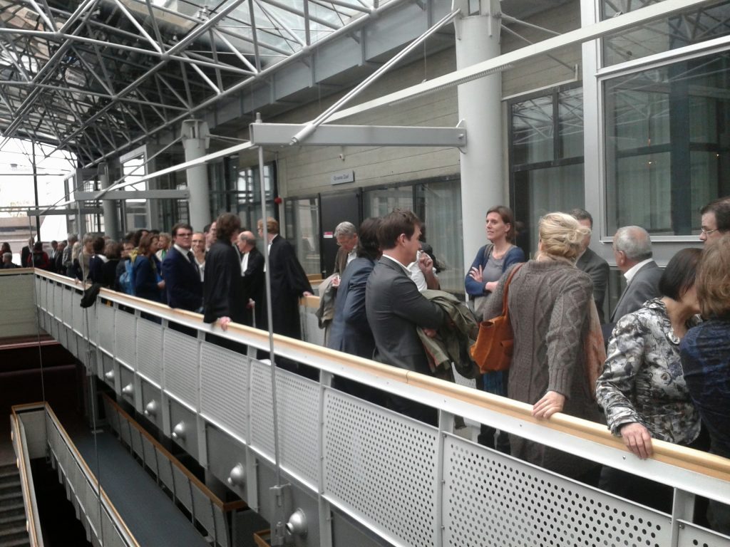 Schrijvers wachten op toegang tot de zaal in de Amsterdamse rechtbank