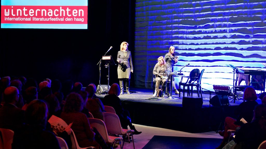 Marja Pruis, Inge Schilperoord en Kristien Hemmerechts in gesprek over kwaadaardige romanpersonages ©Marc Brester/AQM