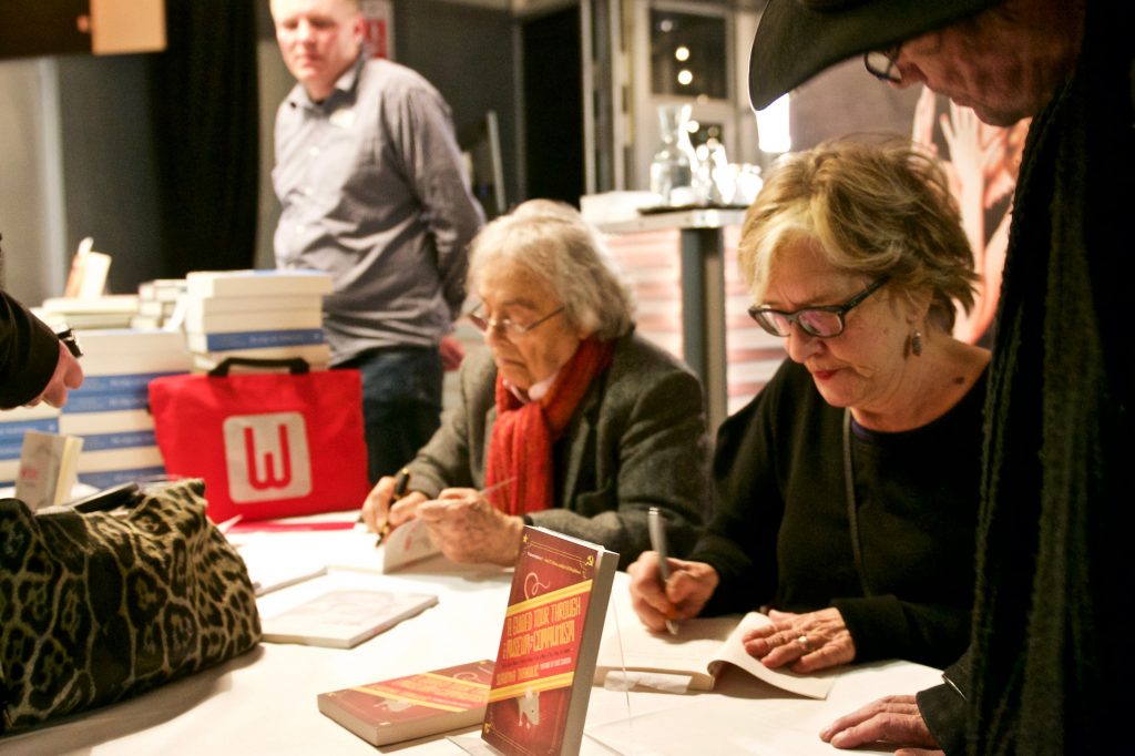 Slavenka Drakulic aan het signeren ©Marc Brester/AQM