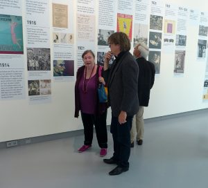 Chronologisch overzicht op de tentoonstelling met links Petra Kreb, schoondochter van Leistikow. foto: Maarten Baanders
