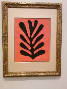 Zwart blad op rode achtergrond.
