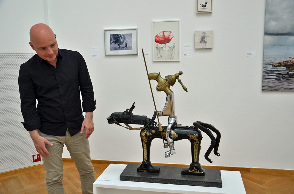 Rob van Berlo bekijkt Don Quichot van Kees Juffermans (foto auteur)