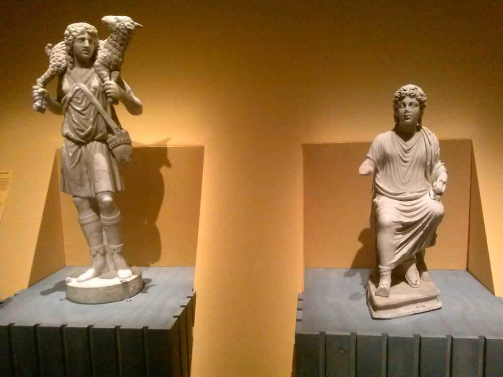 Beeld van een schaapdrager/de Goede Herder (links). Rome, begin 4de eeuw. Musei Vaticani. En rechts: Beeld van een leraar/Lerende Christus. Rome, late 4de eeuw. Museo Nazionale Romano.