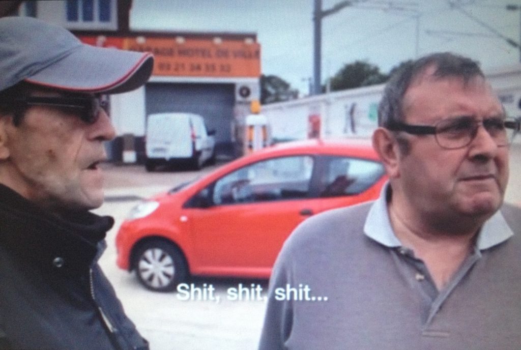 Inwoners van Calais zijn not amused over het tentenkamp van de azielzoekers. Videostill uit Welcome To The Jungle (2015)