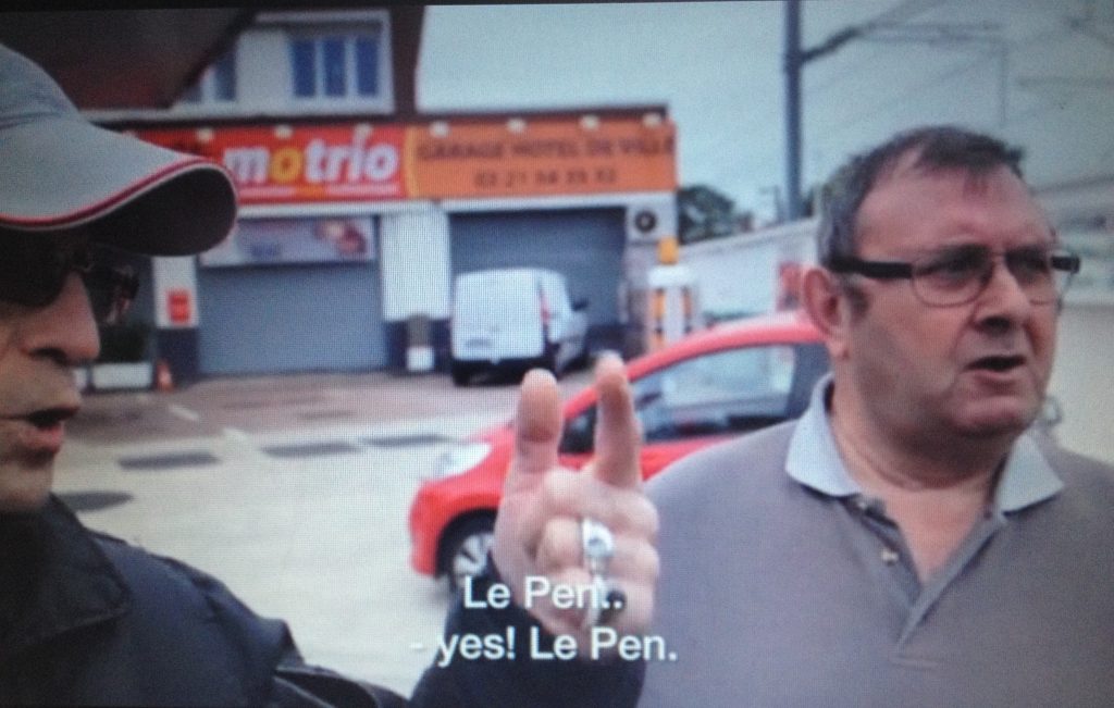Inwoners van Calais zijn not amused over het tentenkamp van de azielzoekers. Videostill uit Welcome To The Jungle (2015)