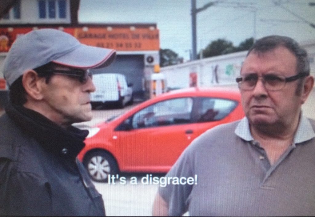 Inwoners van Calais zijn not amused over het tentenkamp van de azielzoekers. Videostill uit Welcome To The Jungle (2015)