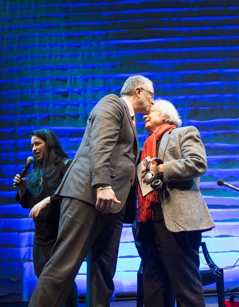 Burgemeester Aboutaleb geeft dichter Adonis een kus op zijn hoofd. ©Serge Ligtenberg 