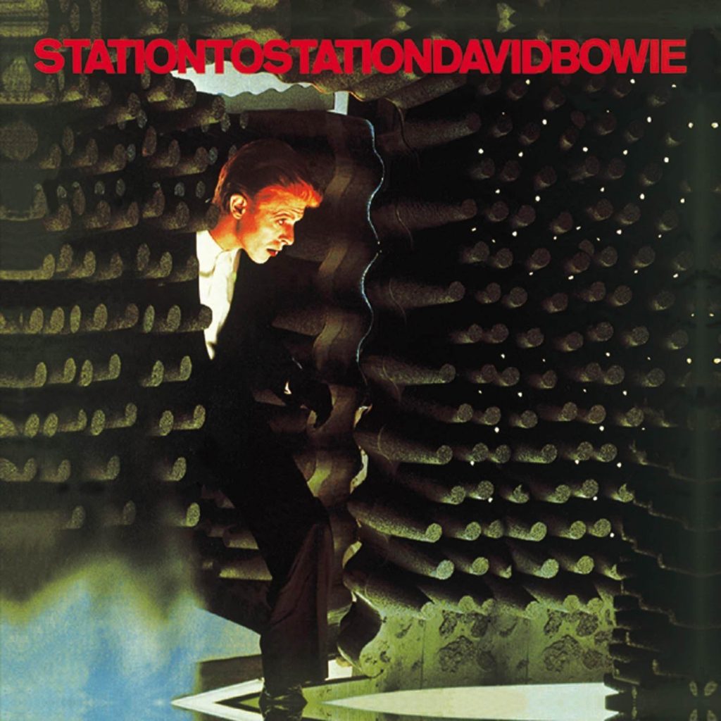 OP de cover van het album Station to Station van david Bowie zien we hem terwijl hij een geluidsdichte ruimte binnen gaat. Dit element keert terug in het decor van The Encounter van Simon McBurney