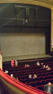 De toneelopening van de Schouwburg, voorafgaand aan Die Stunde da, Duidelijk is de zwarte band te zien, bovenop het parket van de oorspronkleijke vloer, die nu dus een halve meter opgehoogd is. (foto: wijbrand schaap