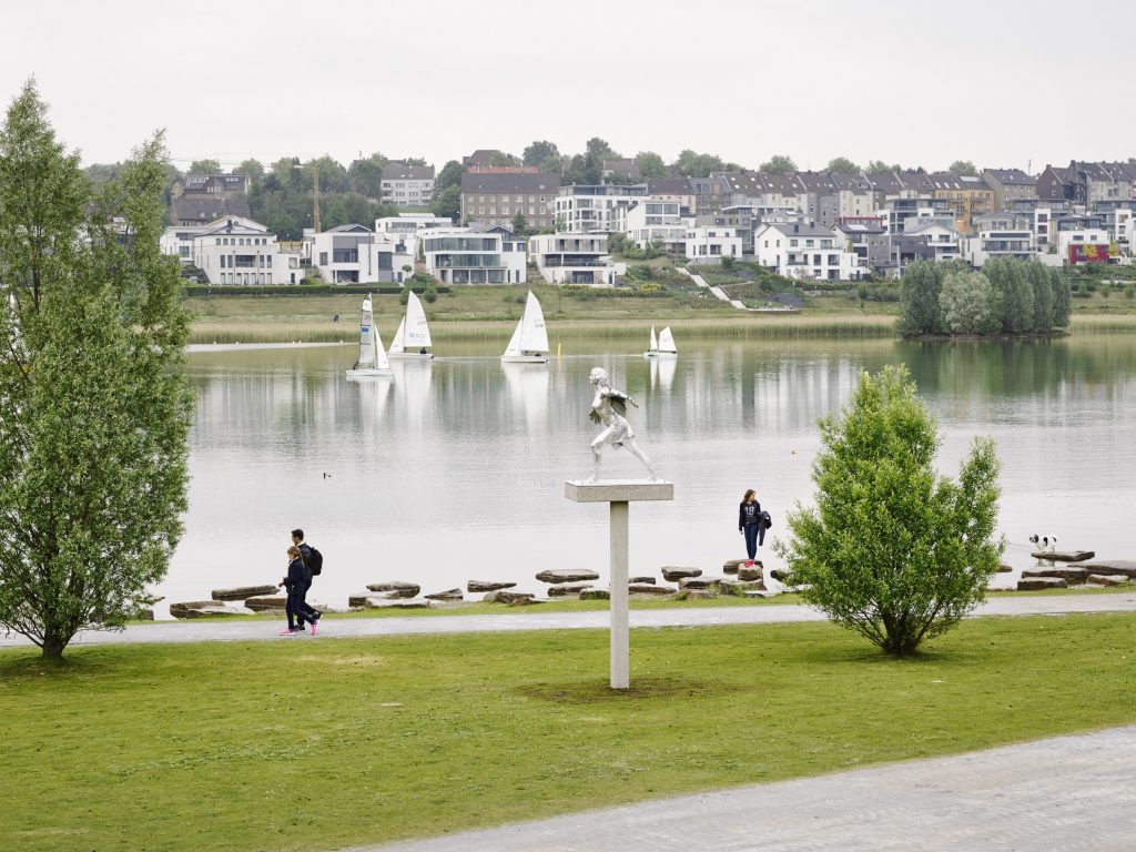 DE Phoenixsee met kunstwerk van Lucy Orta