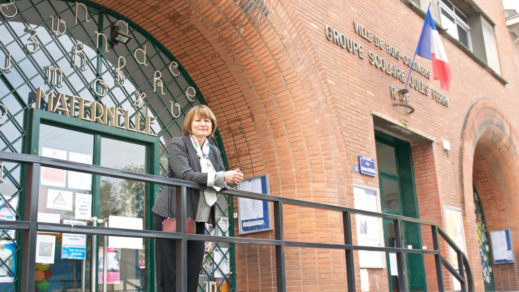 Millet bij haar lagere school ©Marc Brester/AQM