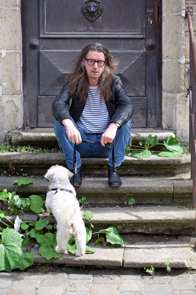Herman Brusselmans met hond Eddie, personage in veel van zijn boeken. ©Marc Brester/AQM