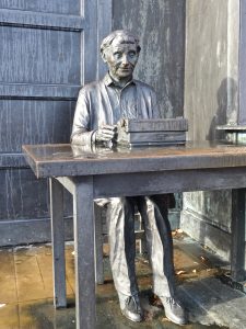 Het beeld in Vimmerby, Astrid Lindgren aan haar schrijftafel. ©AQM