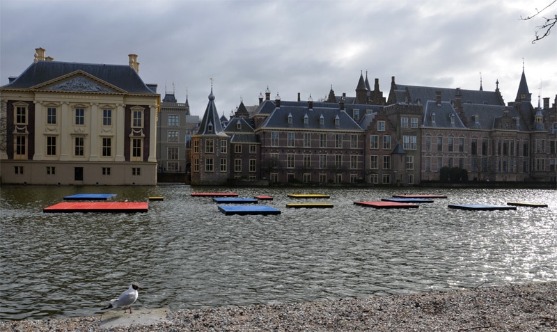 Drijvende panelen op de Hofvijver. Foto auteur