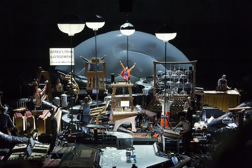Aufführung der Komposition " Delusion of the fury " von Harry Partch in der Musiktheater Inszenierung von Heiner Goebbels mit dem Ensemble musikFabrik in der Jahrhunderthalle Bochum im Rahmen der Ruhrtriennale 2012-14 am Mittwoch, 21.08.2013