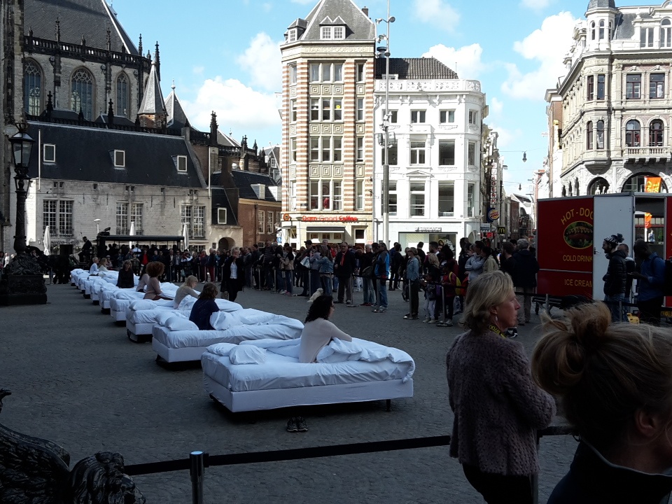 Todo lo que está a mi lado op de Dam in Amsterdam (foto Wijbrand Schaap)