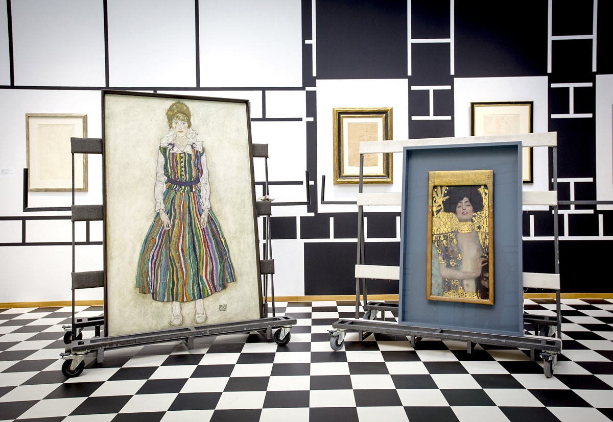 Edith en Judith na aankomst. Zo hangen ze in de tentoonstelling dus niet! Foto Gemeentemuseum Den Haag
