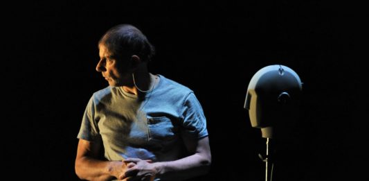 Scenefoto uit The Encounter van Complicité/Simon McBurney. Foto: Robbie Jack.