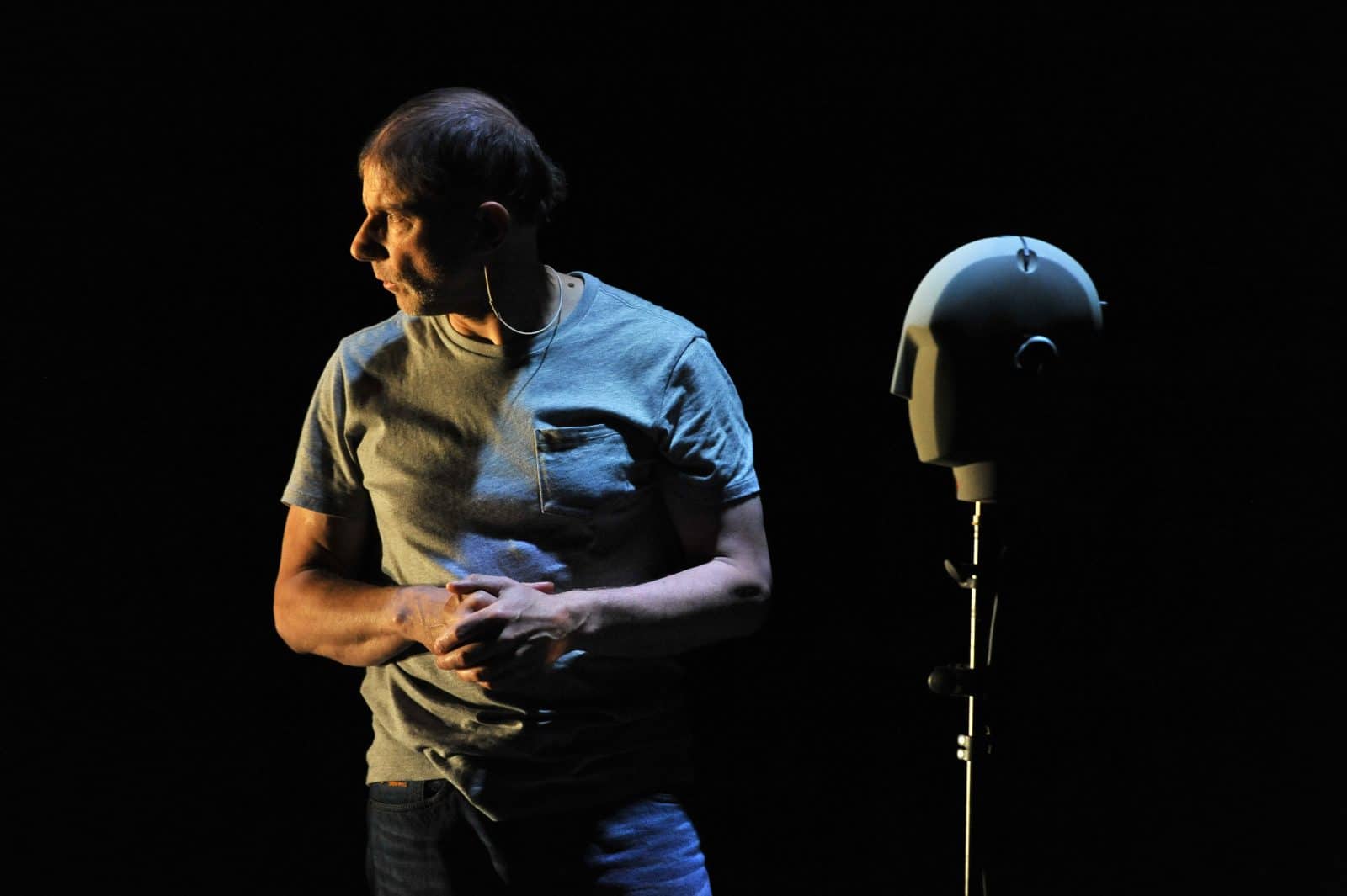 Scenefoto uit The Encounter van Complicité/Simon McBurney. Foto: Robbie Jack.