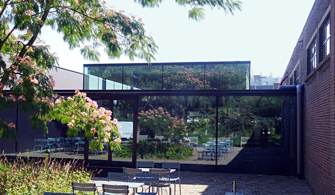 Nieuwe vleugel Museum De Pont Tilburg vanuit de tuin.