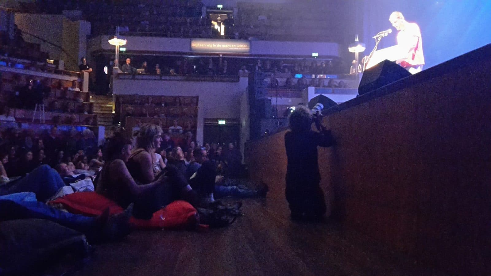 Loungende toeschouwers in TivoliVredenburg (Foto: auteur)