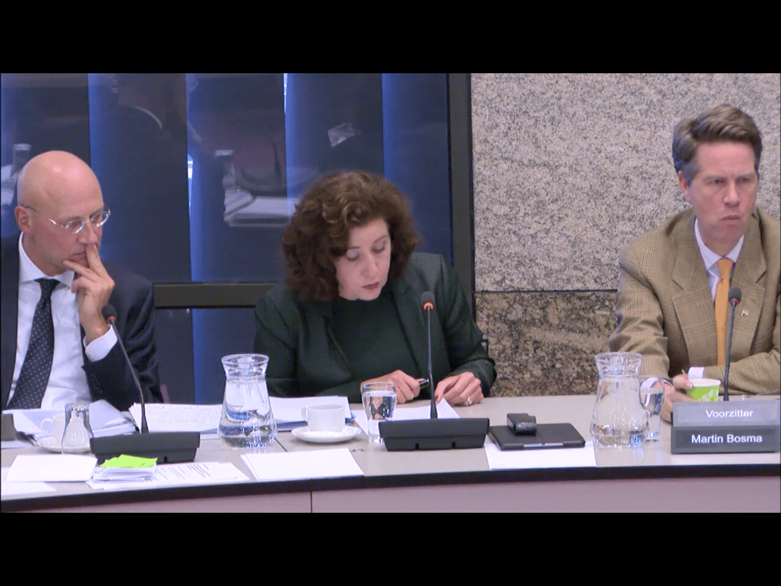 Minister Ingid van Engelshoven (midden) superieur in eerste cultuurdebat (Foto: screenshot livestream Tweede Kamer)
