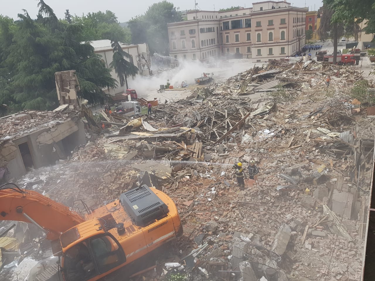 De stiekeme sloop van het Nationale Theater in Tirana tijdens Corona is nog maar het begin