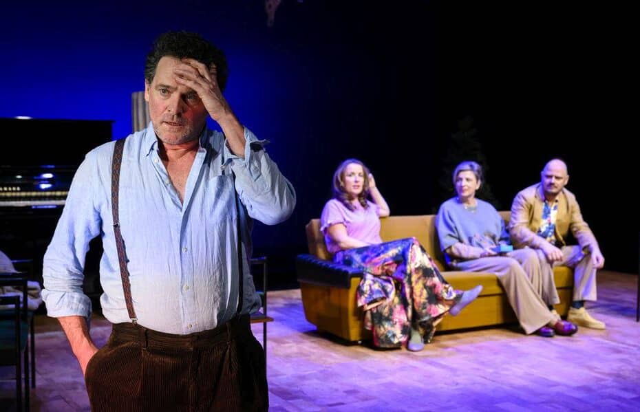 Scenefoto uit toneelstuk met op de voorgrond Mark Rietman