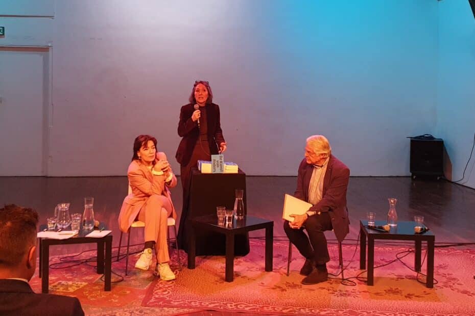 Foto van presentatie met deelnemers Cathelijne Broers, Renée Steenbergen en Rien van Gendt.