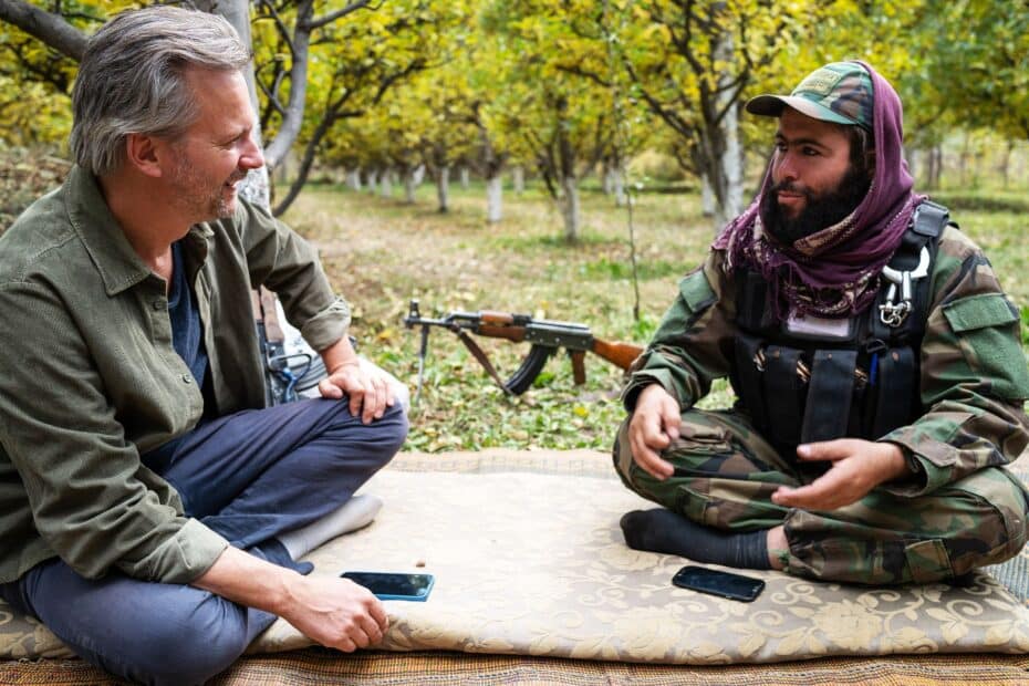 still uit de vpro-serie onze man bij de taliban, met Thoams erdbrink in gesprek met een talibanstrijder in een boomgaard