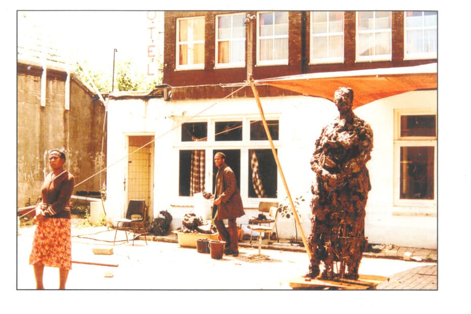 Nelson Carrilho werkend aan het beeld Mama Baranka, zomer 1984. Foto collectie Nelson Carrilho