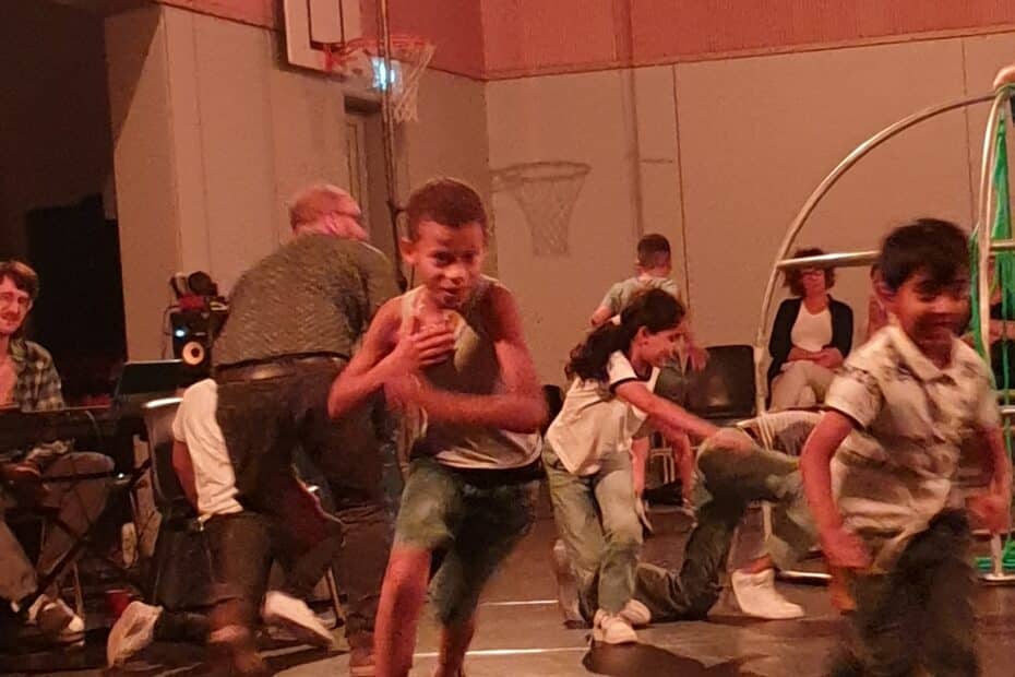It Takes A Child To Raise A Village, scenebeeld door auteur.