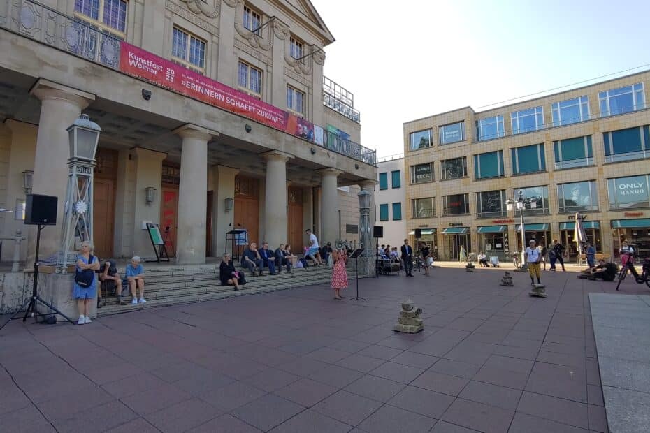 Theaterplatz, Weimar. burgers van de stad Weimar lezen alle namen voor d=van de slachtoffers van Buchenwald, terwijl de steenhopen van Günther Uecker worden opgebouwd (Foto: auteur)