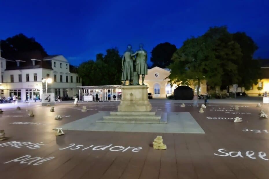 Theaterplatz Weimar met het Steinmal van Günther Ücker, waar op maandagen de AfD een fascistische bijeenkomst houdt.