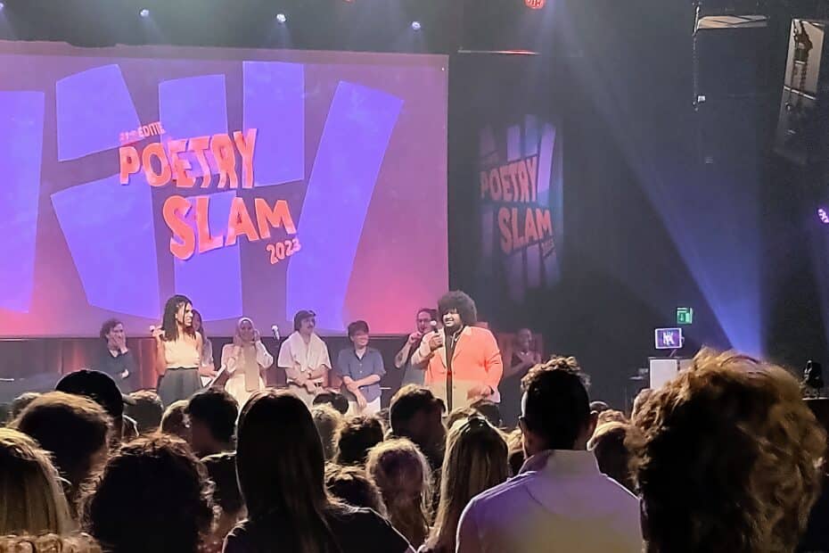 Een volle Pandora bij de Poetry Slam foto door Wijbrand Schaap
