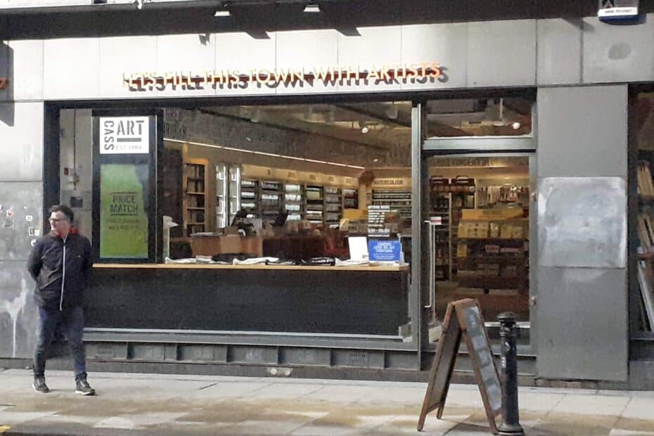'Let's fill this town with artists', leus op boekhandel in Manchester. Foto door Wijbrand Schaap