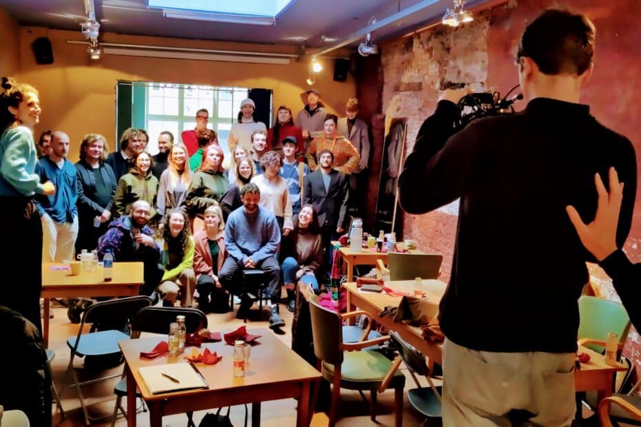 Fotomoment aan het einde van de eerste 'Makersdag' van Delft Fringe op 8-2-2024. Foto door auteur